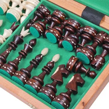 Piezas de ajedrez de madera guardadas en la caja plegable abierta