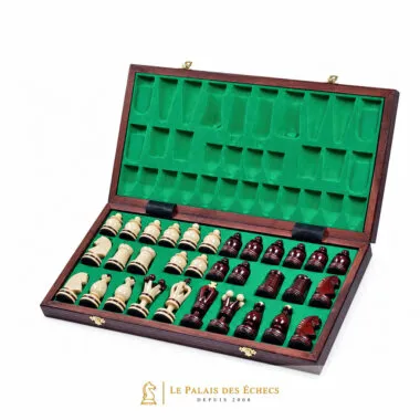 Caja de almacenamiento de madera abierta con fieltro verde guardando todas las piezas de ajedrez