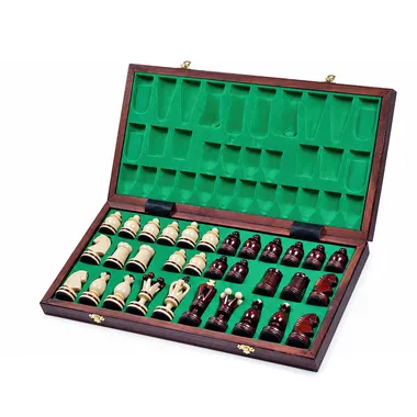 Caja de almacenamiento de madera abierta con fieltro verde guardando todas las piezas de ajedrez