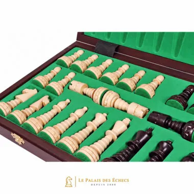 Caja de almacenamiento abierta forrada de fieltro verde con piezas de ajedrez guardadas