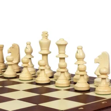 Piezas blancas alineadas sobre el tablero, detalle del rey y la dama