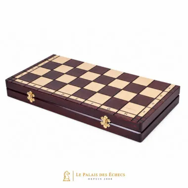 Tablero de ajedrez plegable de madera cerrado, vista de las bisagras doradas