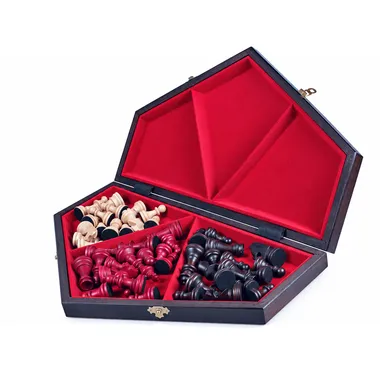 Caja abierta del juego de ajedrez de tres jugadores con las piezas en su compartimento
