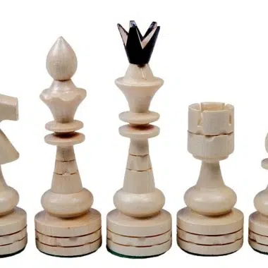 Detalle de las piezas claras aisladas, caballo, alfil, dama, torre y peón alineados