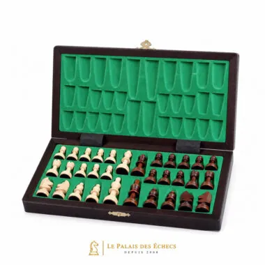 Caja de almacenamiento abierta con piezas de ajedrez ordenadas en el fieltro verde