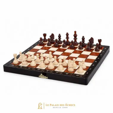 Pequeño juego de ajedrez magnético de madera, piezas en posición inicial sobre caja abierta