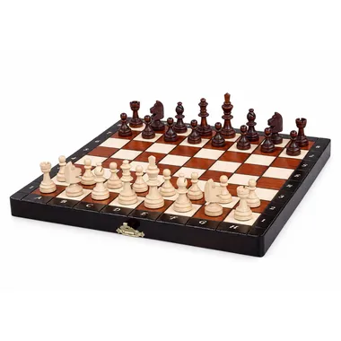 Pequeño juego de ajedrez magnético de madera, piezas en posición inicial sobre caja abierta