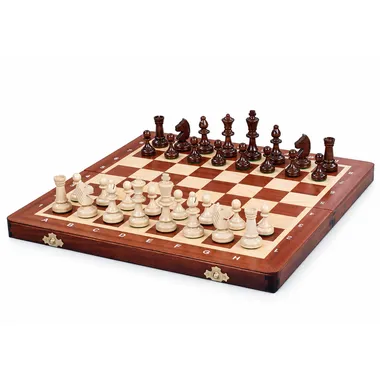 Juego de ajedrez completo con piezas de madera sobre tablero plegable de marquetería