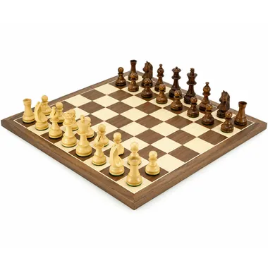 Juego de ajedrez en madera de rosa dorada sobre tablero de madera de nogal