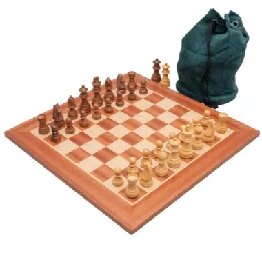 Juego de ajedrez completo de palisandro y boj sobre tablero de caoba y abedul con bolsa