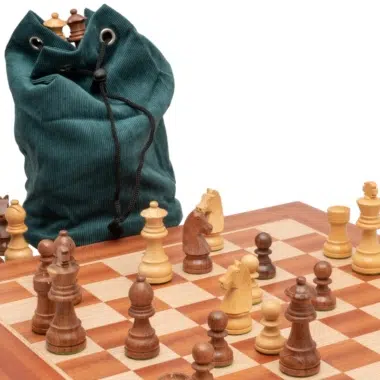 Bolsa de almacenamiento verde sobre el tablero con las piezas en juego