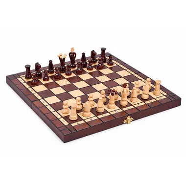 Tablero de ajedrez plegable de madera con piezas claras y oscuras colocadas