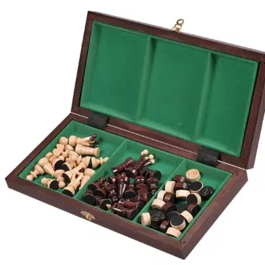 Caja de almacenamiento de madera abierta, piezas de ajedrez y damas guardadas por compartimento