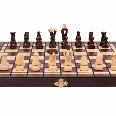 Juego de ajedrez de madera plegable, piezas en posición inicial sobre el tablero