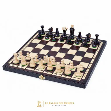 Juego de ajedrez y tablero de madera plegable, piezas en posición inicial
