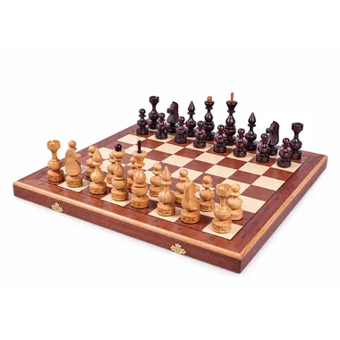Juego de ajedrez completo plegable colocado sobre tablero de madera con almacenamiento