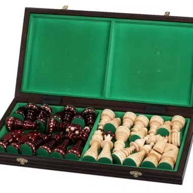 Caja plegable abierta con piezas rojas y naturales guardadas en el fieltro