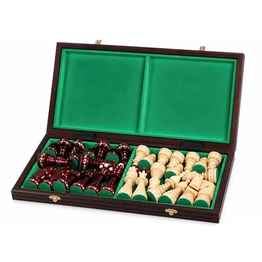Caja plegable abierta con piezas rojas y naturales guardadas en el fieltro
