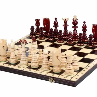 Juego de ajedrez de madera ornamentado, vista general sobre tablero plegable