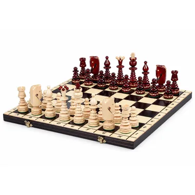 Juego de ajedrez de madera ornamentado, vista general sobre tablero plegable