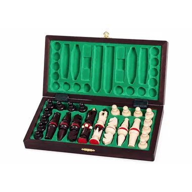 Caja de madera abierta con compartimento de fieltro verde y piezas guardadas
