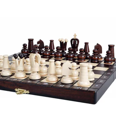 Juego de ajedrez de viaje plegable, piezas de madera claras y oscuras sobre el tablero