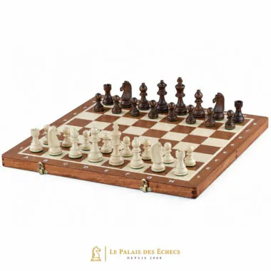 Juego de ajedrez completo con piezas de madera colocadas sobre tablero plegable