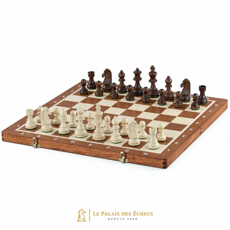 Juego de ajedrez completo con piezas de madera colocadas sobre tablero plegable