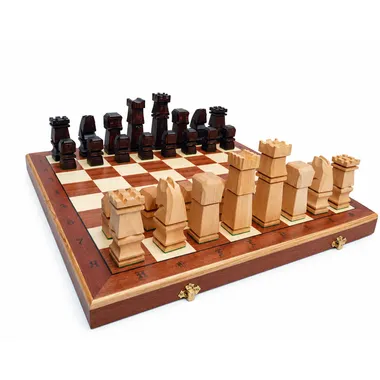 Juego de ajedrez de madera cúbico colocado sobre el tablero plegable abierto