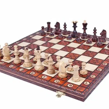 Juego de ajedrez completo de madera con tablero plegable grabado y piezas colocadas