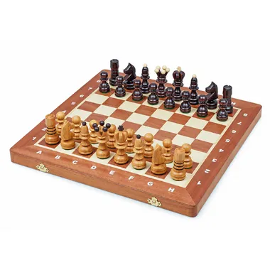 Juego de ajedrez de madera completo colocado sobre tablero plegable con almacenaje