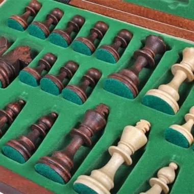 Vista cercana del almacenamiento de las piezas claras y oscuras de madera en la caja