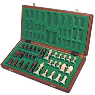 Caja abierta mostrando el almacenamiento de las piezas de madera en fieltro verde