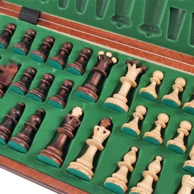 Piezas de ajedrez colocadas en diagonal dentro de la caja forrada de fieltro verde