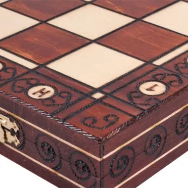 Tablero de ajedrez plegable de madera, detalle de la esquina con cierre y motivos grabados