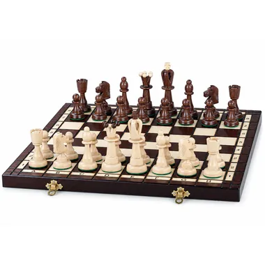 Juego de ajedrez de madera completo dispuesto sobre el tablero plegable con almacenamiento