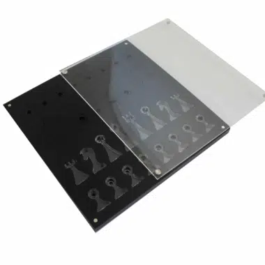 Caja de almacenamiento en plexiglás abierta mostrando los huecos para las piezas