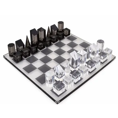Juego de ajedrez cubo de diseño gris y translúcido sobre tablero claro