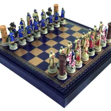 Juego de ajedrez Cruzada colocado sobre tablero de símil piel, vista general