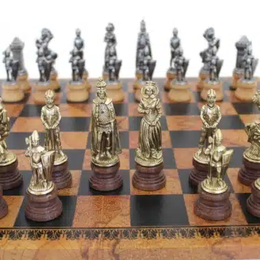 Alternative view of Grandes figuras de ajedrez María Estuardo y tablero de ajedrez de símil piel con mapa antiguo del mundo