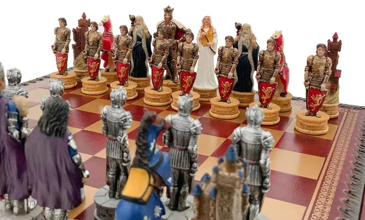 Juego de Ajedrez Figuras Rey Arturo y Tablero de Ajedrez de Símil Piel con Almacenamiento - Imagen 2