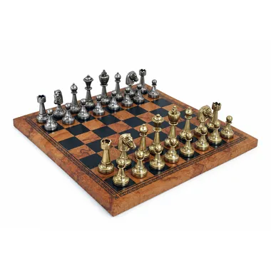 Juego de ajedrez Staunton de metal sobre tablero de símil cuero con mapamundi, vista general