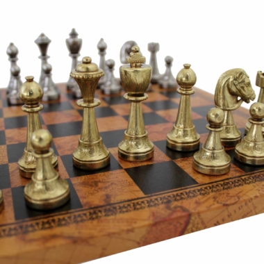 Alternative view of Juego de Ajedrez Staunton en Metal & Tablero de Ajedrez en Similcuero Antigua Carta del Mundo