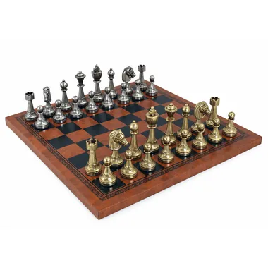 Juego de ajedrez Staunton de metal sobre tablero de símil cuero marrón, vista general