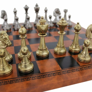 Alternative view of Juego de Ajedrez Staunton en Metal & Tablero de Ajedrez en Piel Sintética Marrón