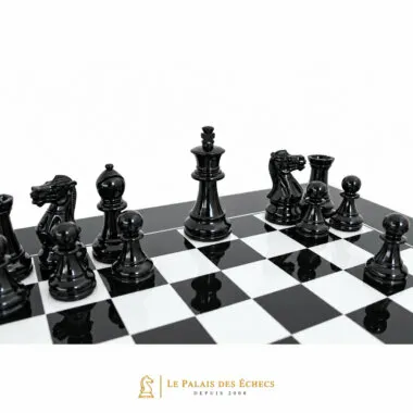Piezas negras en primer plano frente a las piezas blancas sobre el tablero lacado