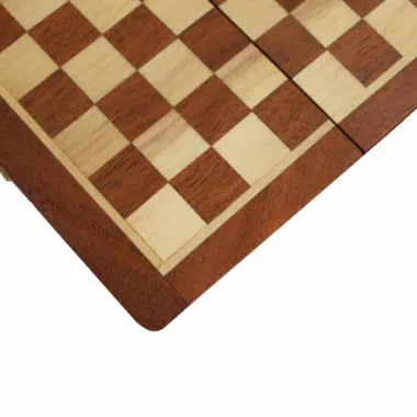 Detalle de la esquina del tablero de ajedrez de madera con acabados cuidados
