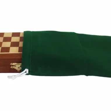 Tablero de ajedrez de madera guardado en su funda de fieltro verde