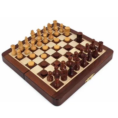 Juego de ajedrez y damas de madera abierto, vista en ángulo con piezas colocadas