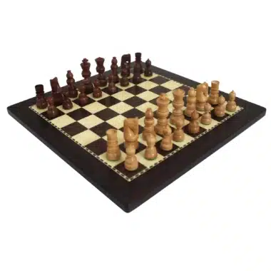 Pequeño juego de ajedrez de madera clásico, piezas en posición inicial sobre el tablero